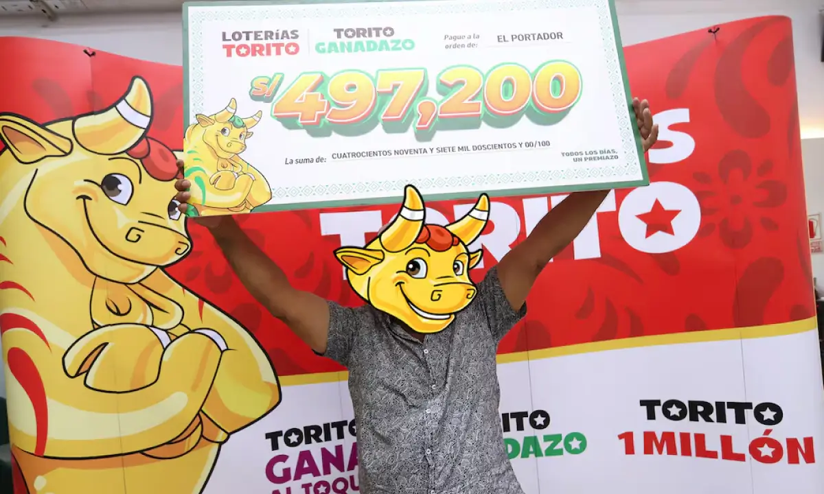 Ganador de Lotería de Torito sosteniendo su cheque.