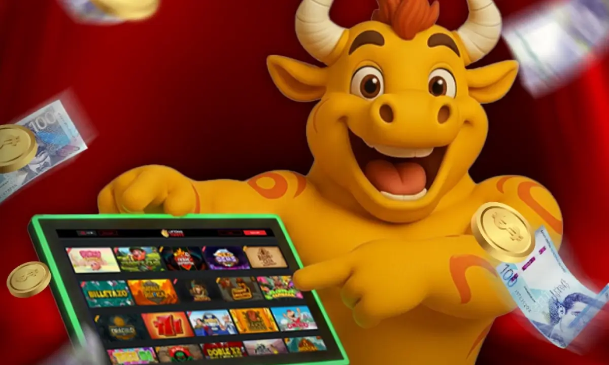 Torito animado señalando una tablet con juegos de Loterías Torito mientras vuelan billetes y monedas, representando jugar lotería online y ganar premios al instante.