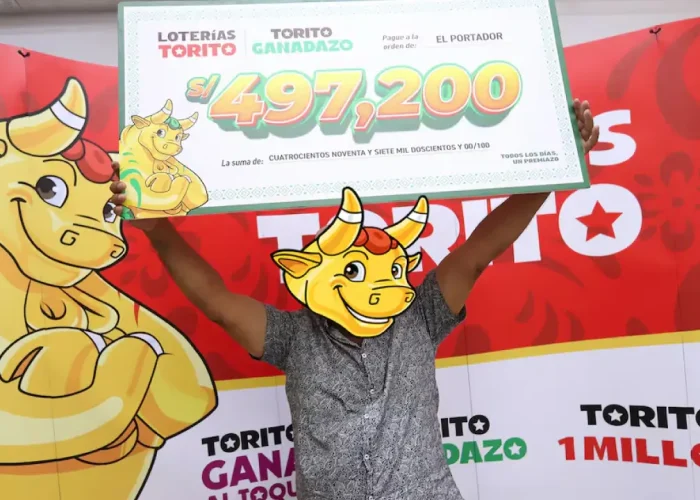 Ganador de Lotería de Torito sosteniendo su cheque.