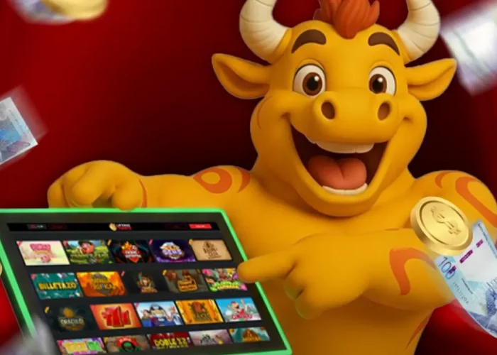 Torito animado señalando una tablet con juegos de Loterías Torito mientras vuelan billetes y monedas, representando jugar lotería online y ganar premios al instante.